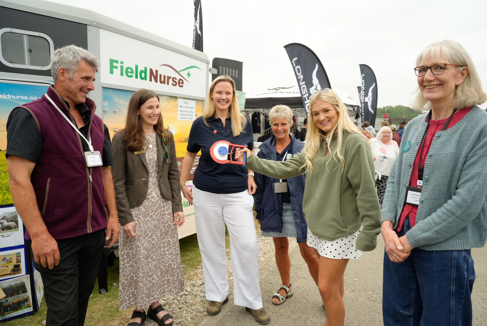 gys26_harriet-cowan-visits-the-field-nurse-stand_011